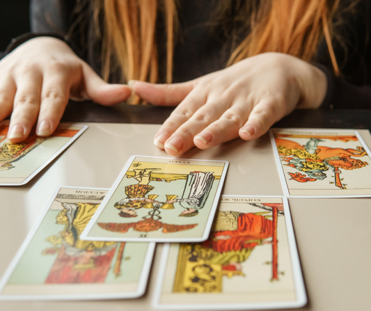 Como Combinar as Cartas do Tarot — O Manual Definitivo